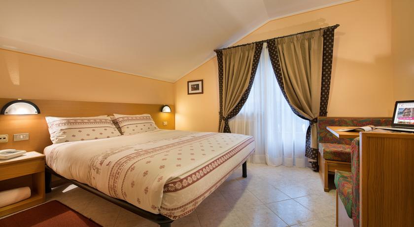 Hotel Oasi - Via Saroch N.1560, Livigno 23041 - Room - Standard  1